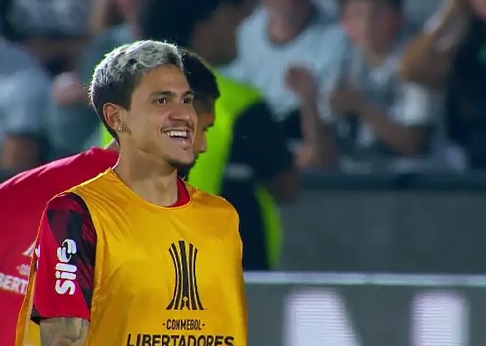 Pedro em campo sorri durante o aquecimento do Flamengo no Defensores del Chaco/Reprodução